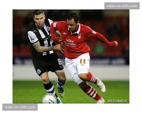 场边风云：诺丁汉森林主帅因抗议判罚被红牌罚上看台