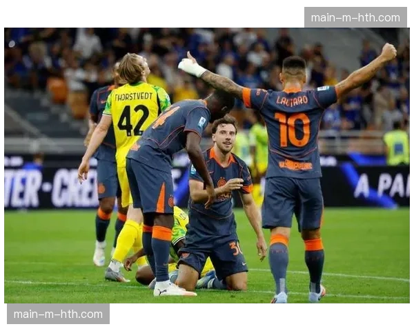 现场：国际米兰对阵萨索洛比赛中因球迷投掷杂物中断十分钟