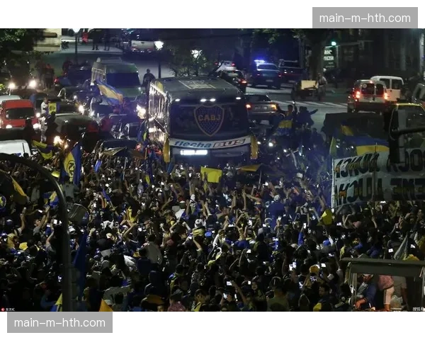 现场球迷高歌致敬即将退役的基耶利尼,后者现身看台 现场球迷高歌致敬即将退役的基耶利尼,后者现身看台